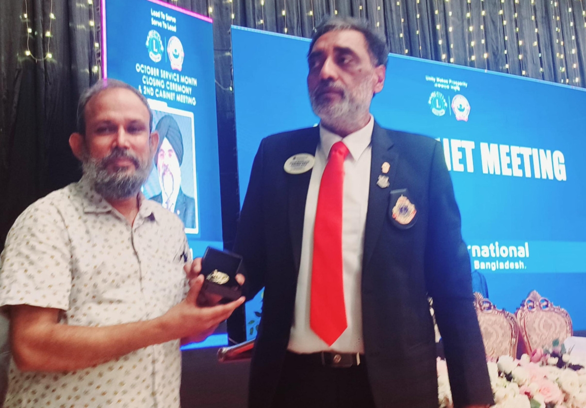 লায়ন ডা. বরুণ কুমার আচার্য বলাইকে গভর্ণর গোল্ড মেডেলে ভূষিত